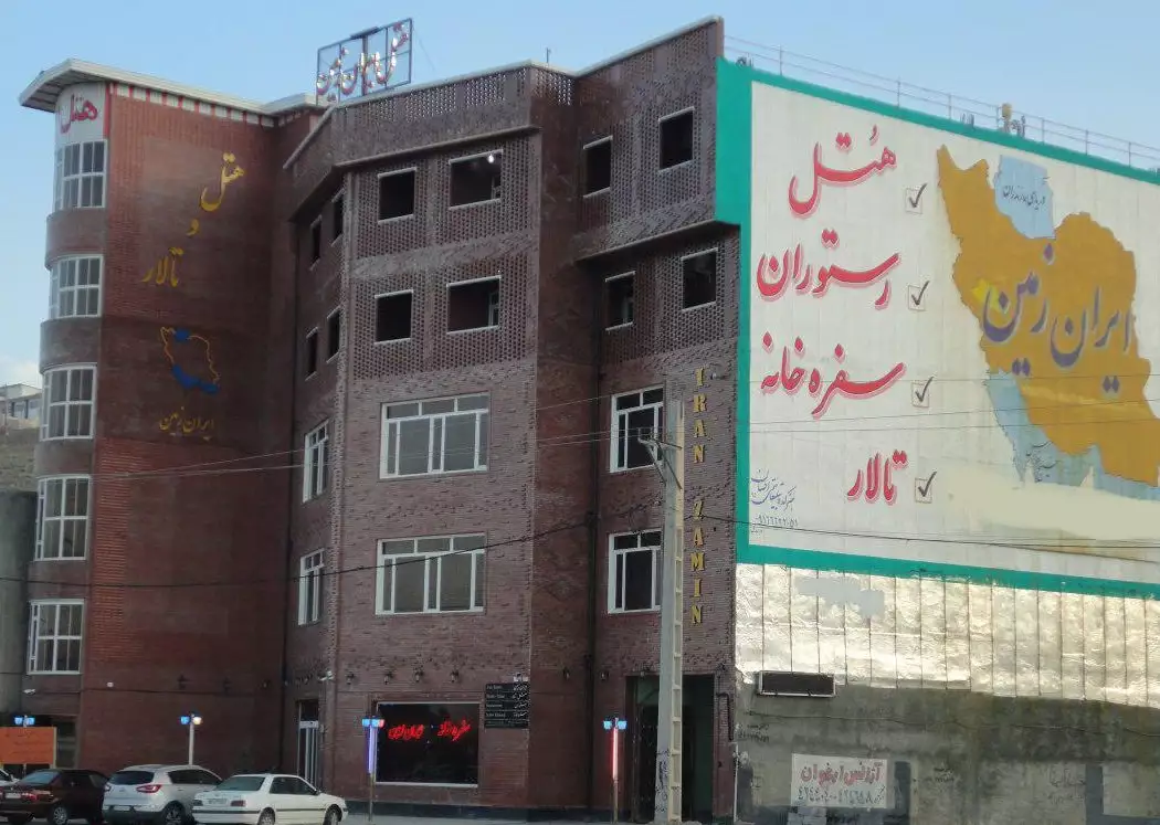 نمای بیرونی ساختمان هتل ایران زمین با نمای آجری