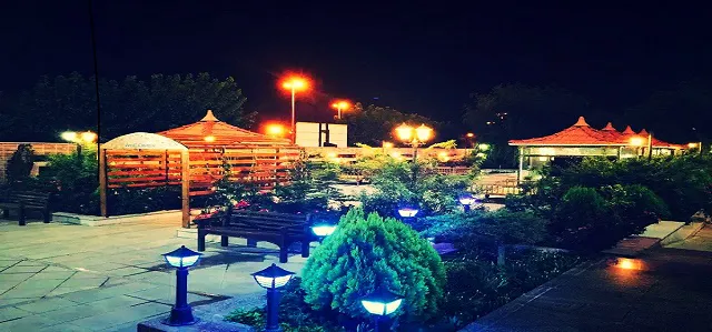 محوطه باغ هتل اطلس در شب با آلاچیق