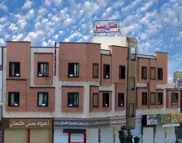 نمای بیرونی ساختمان هتل مینو زیر آسمان ابری