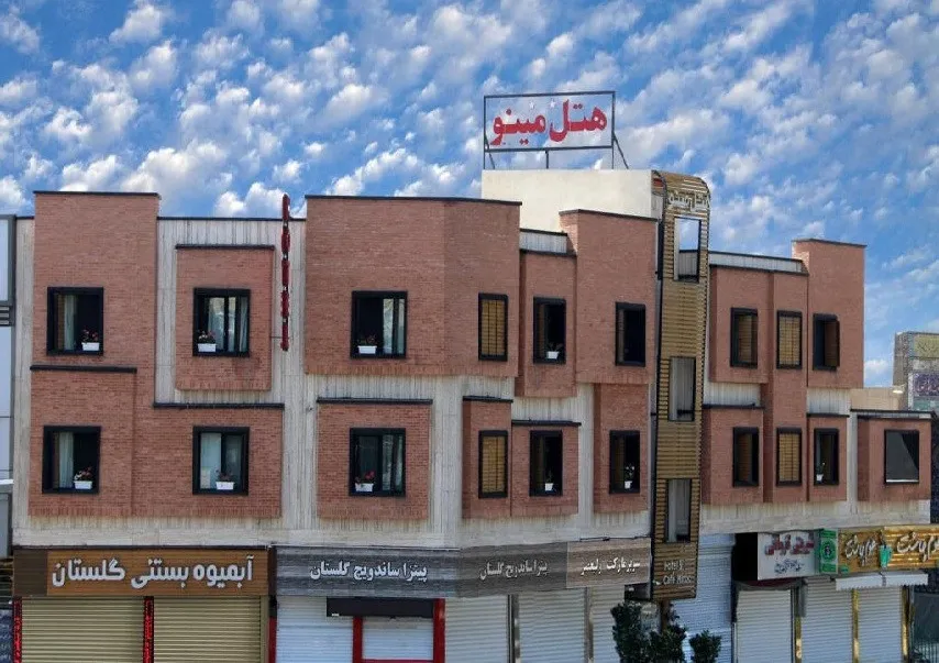 نمای بیرونی ساختمان هتل مینو زیر آسمان ابری