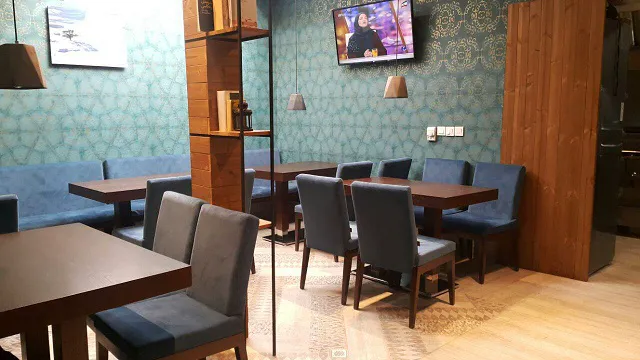 چیدمان میز و صندلی در سالن غذاخوری هتل مینو