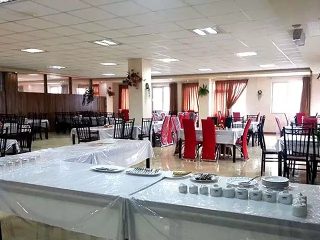 سالن غذاخوری هتل ارم با میزهای چیدهشده
