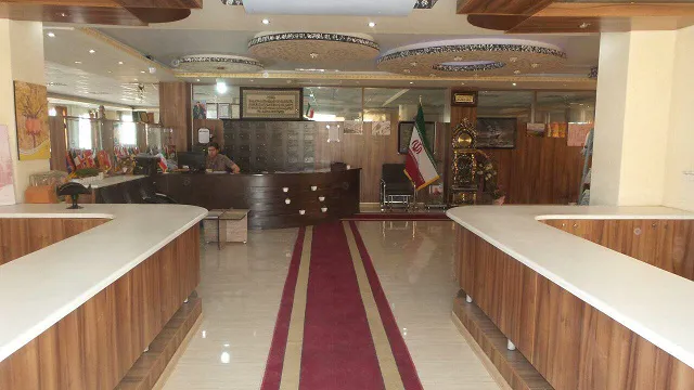 پیشخوان پذیرش و راهروی ورودی هتل ارم