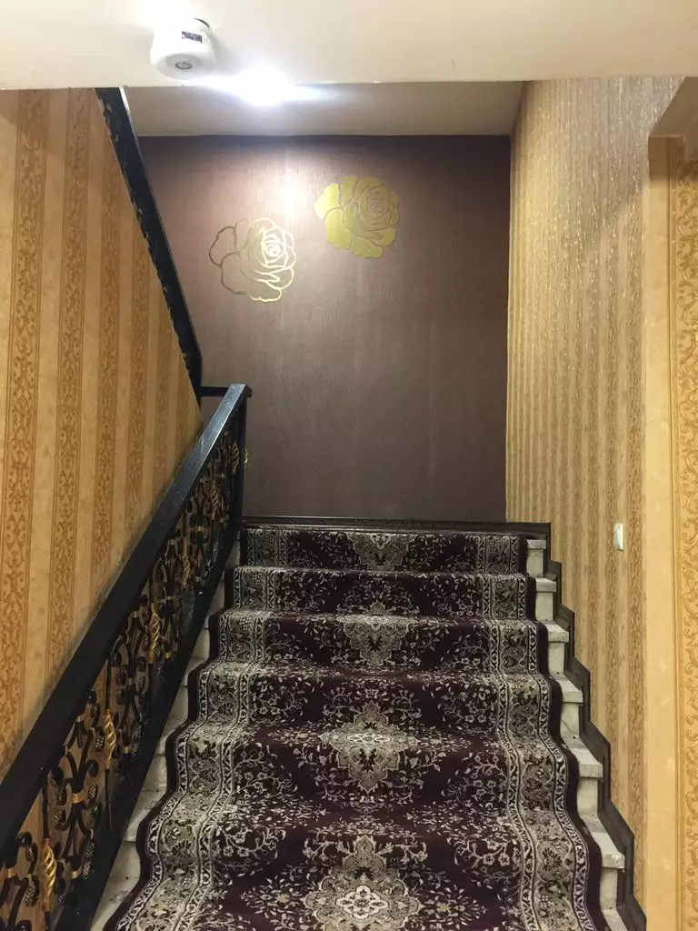 راه‌پله فرش‌شده هتل آوان با نرده تزئینی