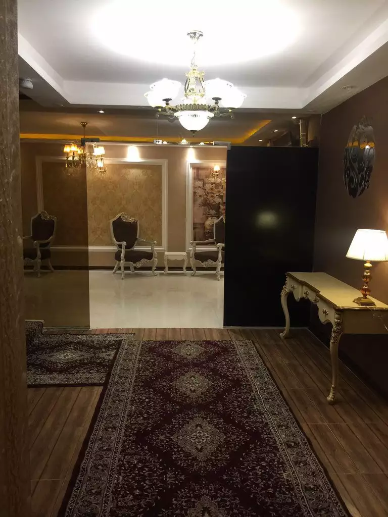 راهروی ورودی هتل آوان با فرش و صندلی‌های کلاسیک