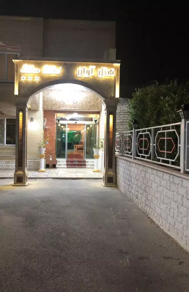 سردر ورودی هتل آوان با تابلو نورانی