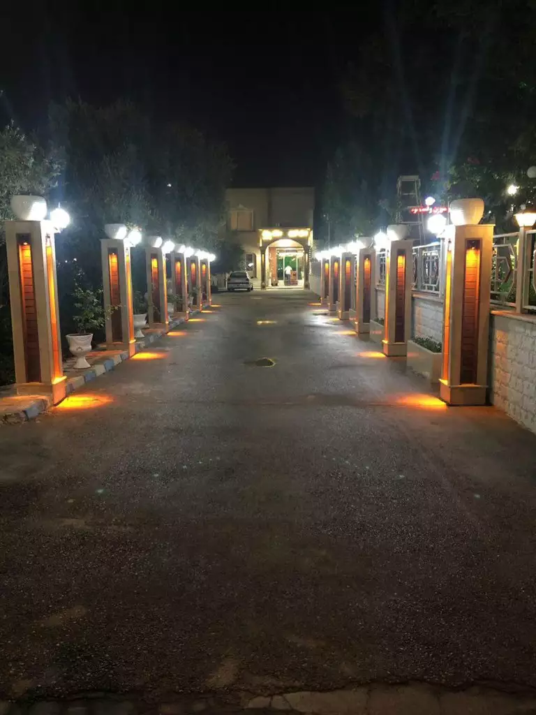 ورودی محوطه هتل آوان با چراغ‌های روشن در شب