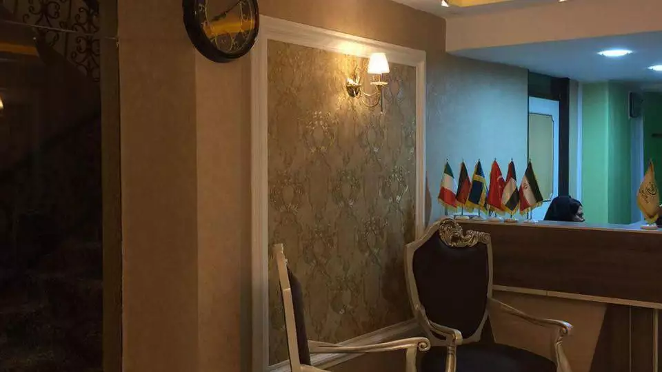 پذیرش هتل آوان با پرچم‌های رومیزی
