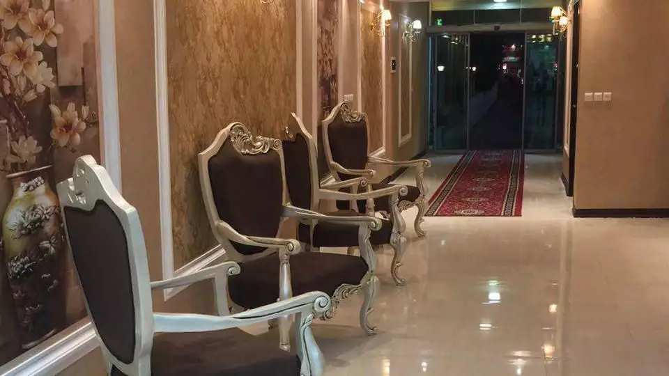راهروی هتل آوان با صندلی‌های انتظار کلاسیک