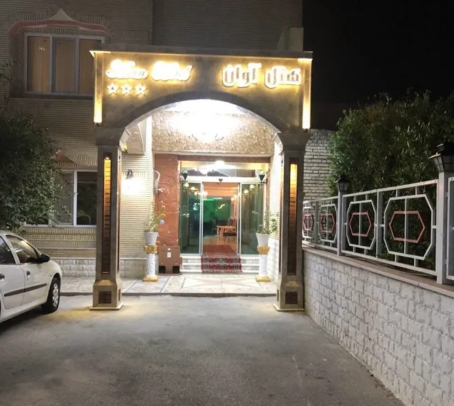نمای ورودی و سردر روشن هتل آوان
