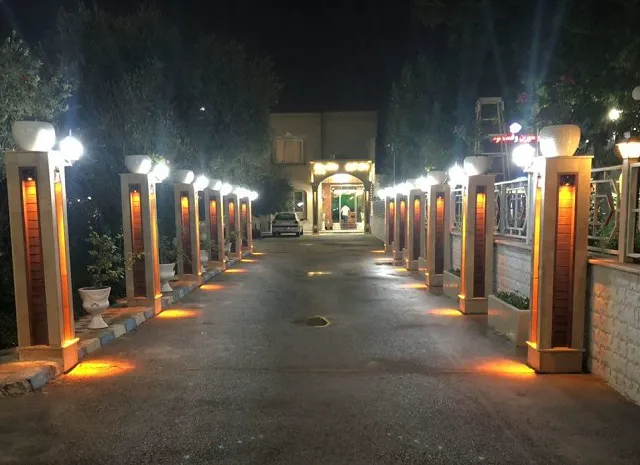مسیر ورودی نورپردازی‌شده هتل آوان در شب