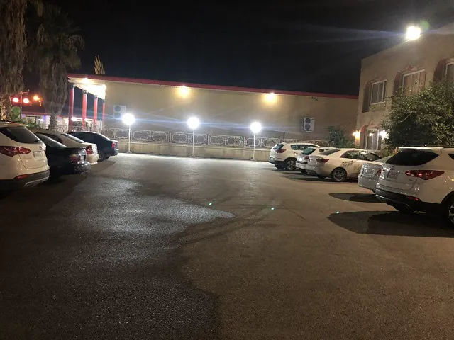 پارکینگ روباز هتل آوان در شب