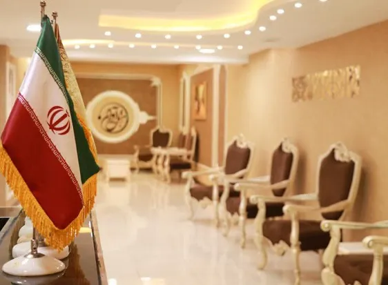 پرچم ایران در فضای نشیمن هتل آوان