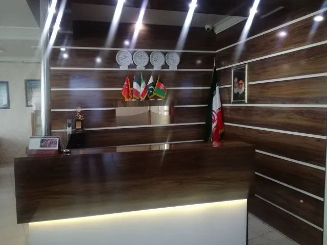 پیشخوان چوبی پذیرش هتل پردیسان