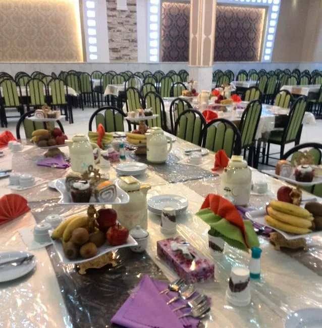 چیدمان میزهای غذاخوری هتل پردیسان با میوه و پذیرایی