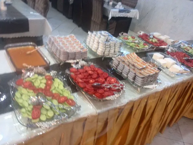 میز بوفه هتل پردیسان با سالاد و دسر