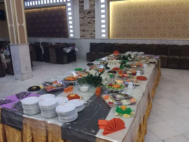 بوفه چیده‌شده غذا و سالاد در رستوران پردیسان