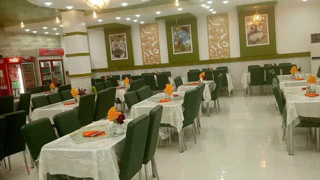 سالن غذاخوری هتل پردیسان با میزهای چیده‌شده