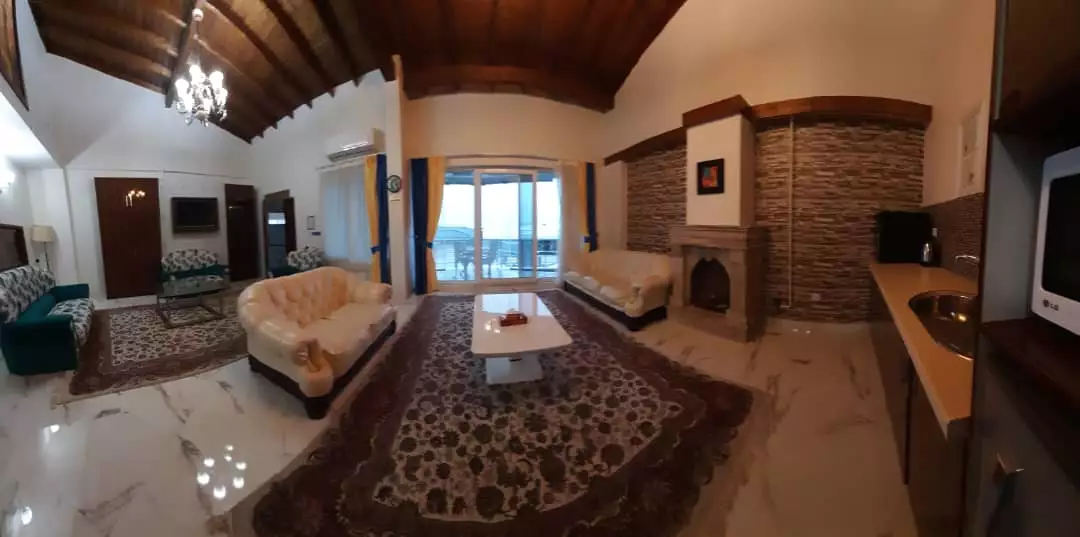 نشیمن مدائن با شومینه و مبلمان کرم