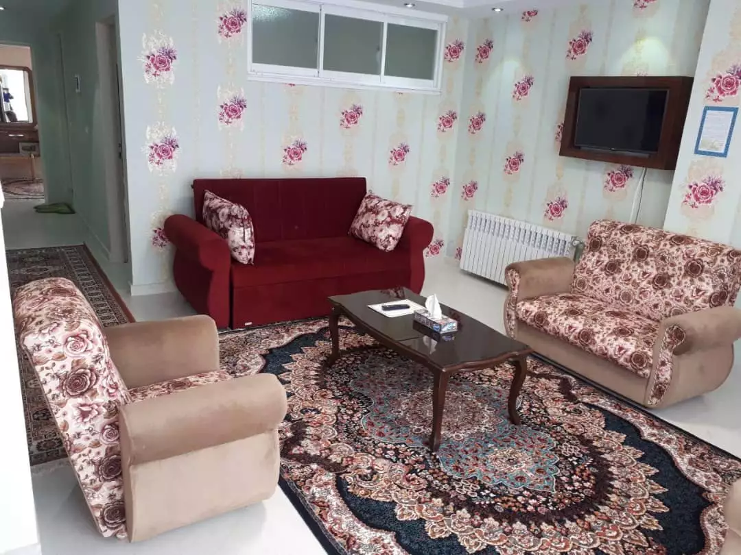 نشیمن هتل مدائن با مبلمان و فرش طرح‌دار