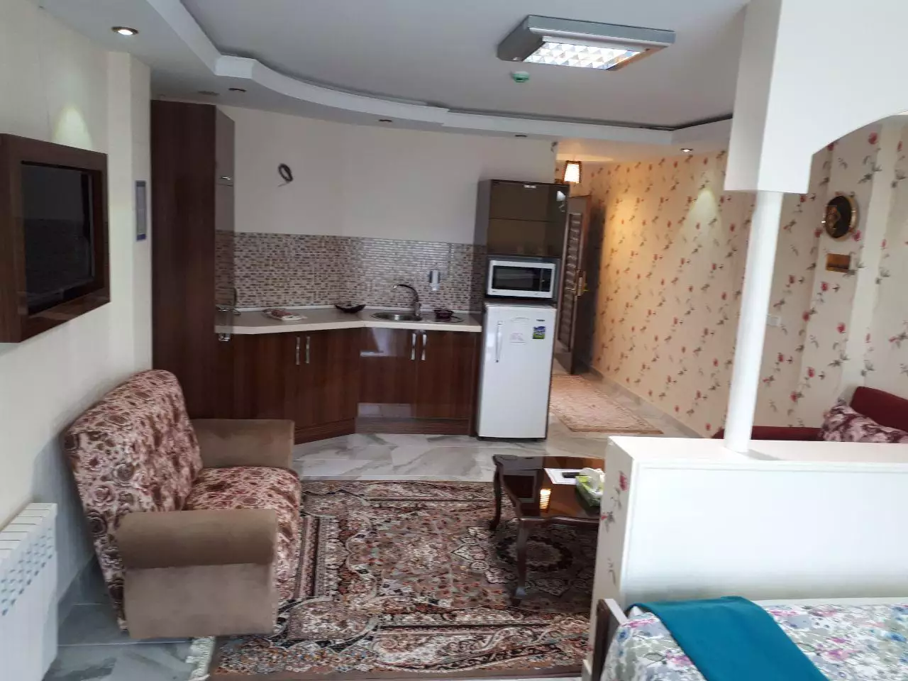 فضای نشیمن و آشپزخانه هتل مدائن