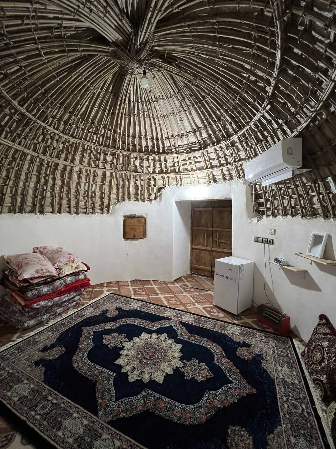 اتاق گنبدی با فرش و رختخواب در فردیس