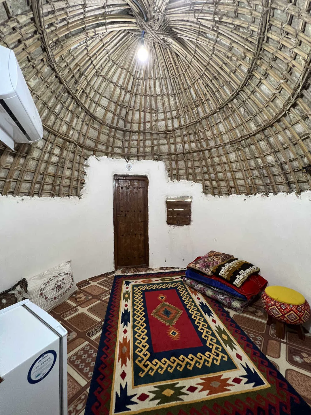 اتاق گنبدی فردیس با فرش رنگارنگ و پشتی