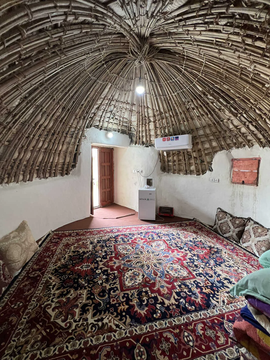 اتاق سنتی با سقف حصیری و فرش قرمز فردیس