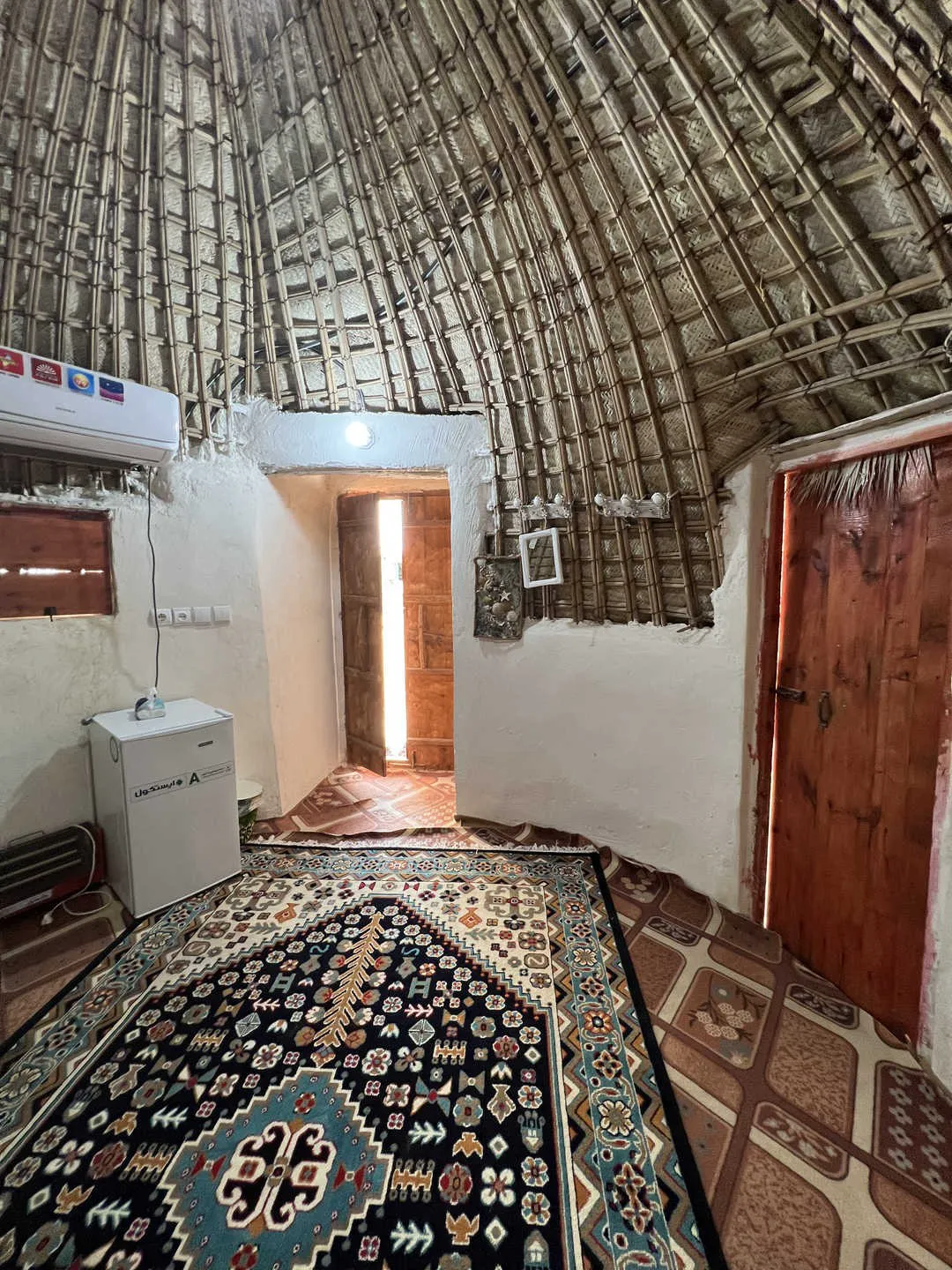 اتاق کاهگلی با سقف حصیری و درهای چوبی فردیس