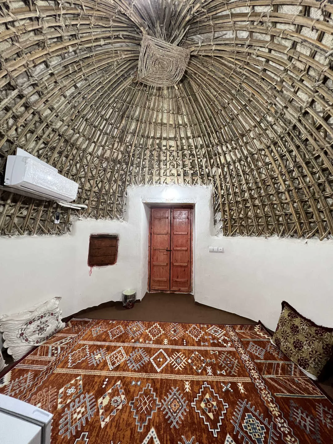 اتاق با سقف حصیری و فرش سنتی هتل فردیس