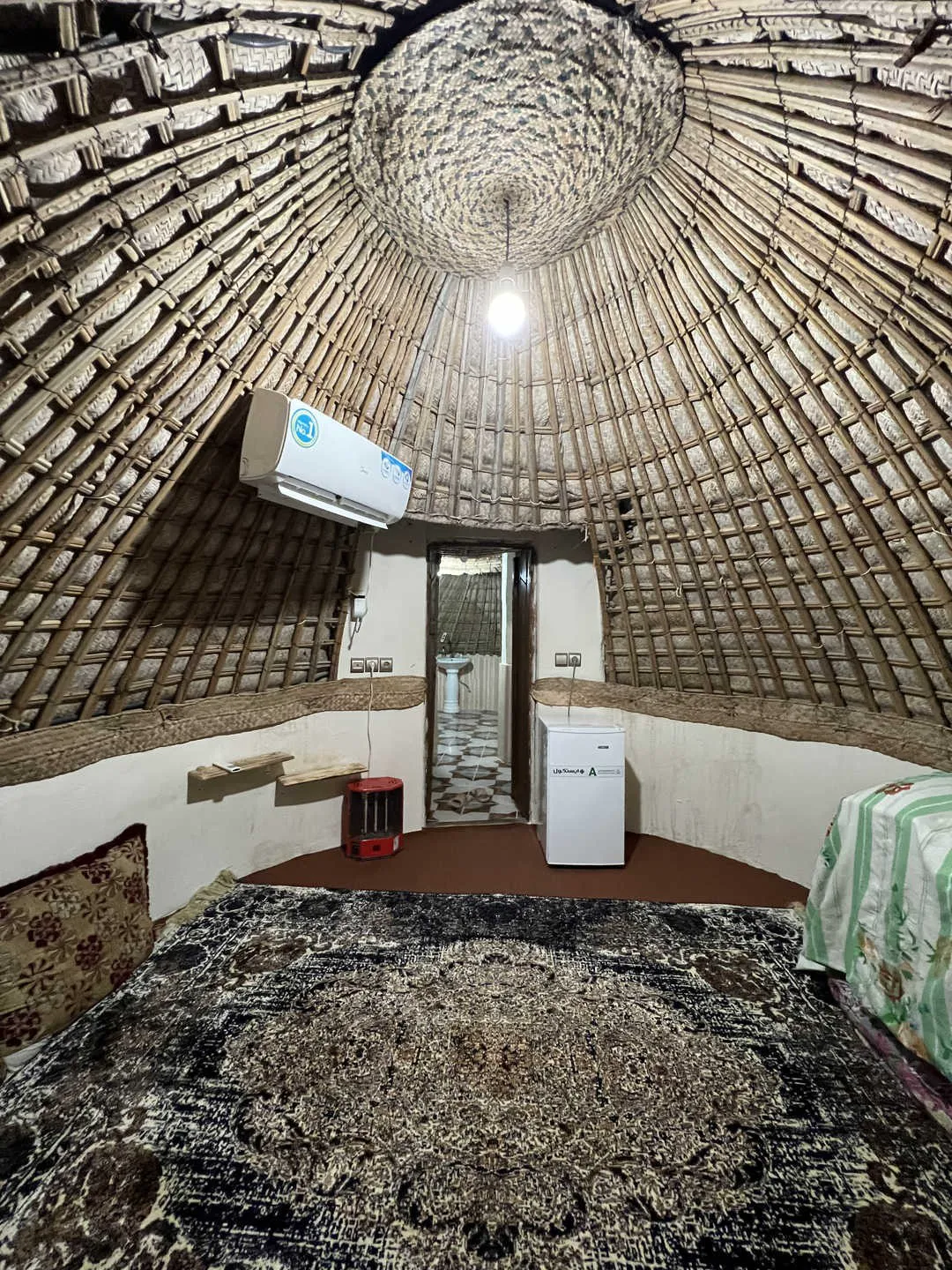 اتاق اقامتی فردیس با سقف گنبدی حصیری