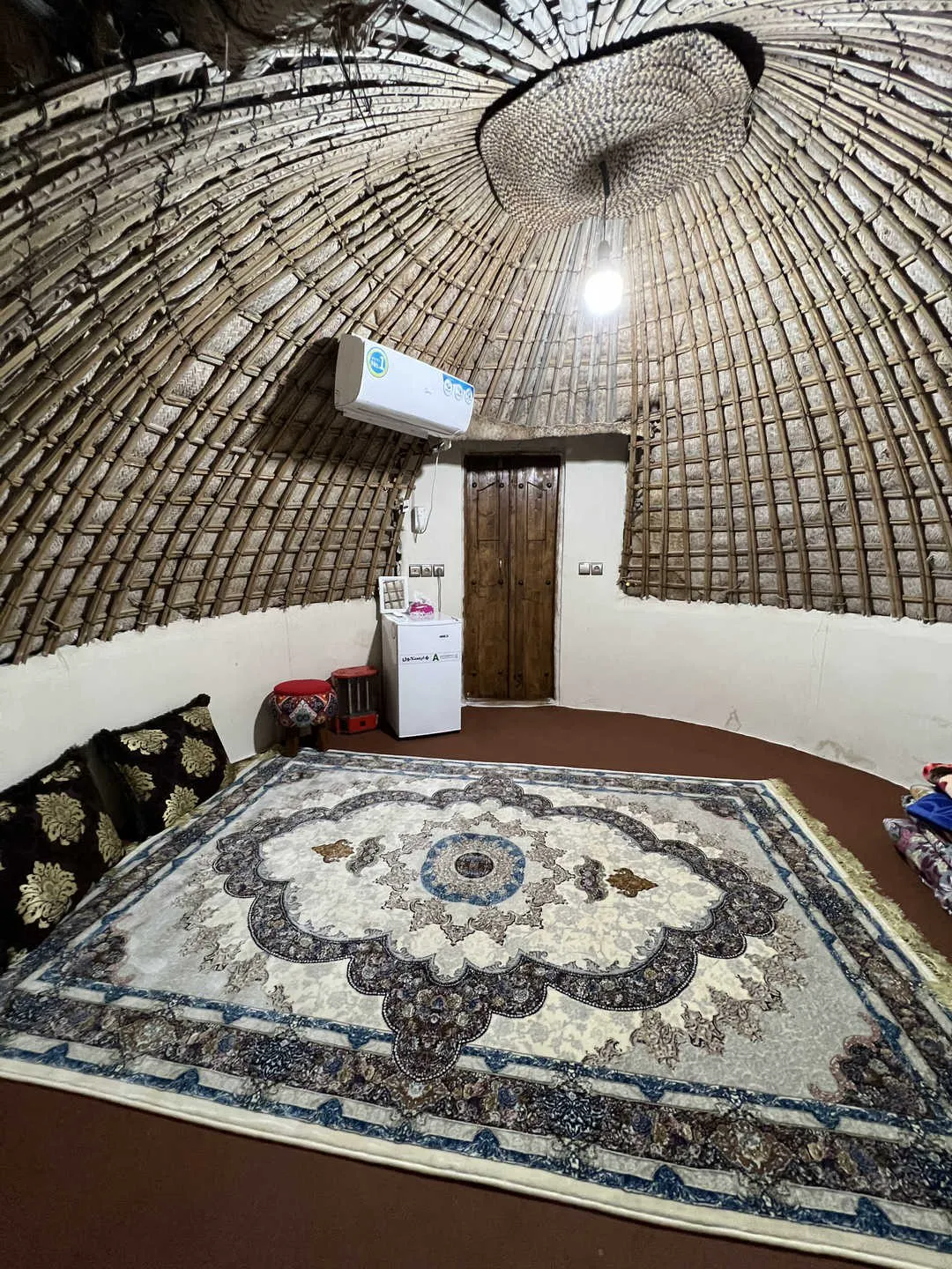 فضای سنتی گنبدی هتل فردیس با فرش ایرانی