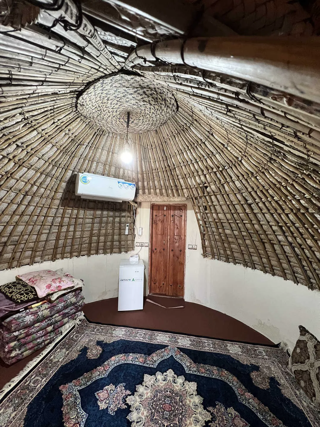 اتاق گنبدی هتل فردیس با فرش و رختخواب سنتی