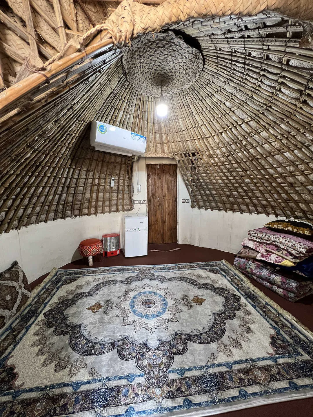 اتاق کاهگلی با فرش و سقف حصیری اقامتگاه فردیس