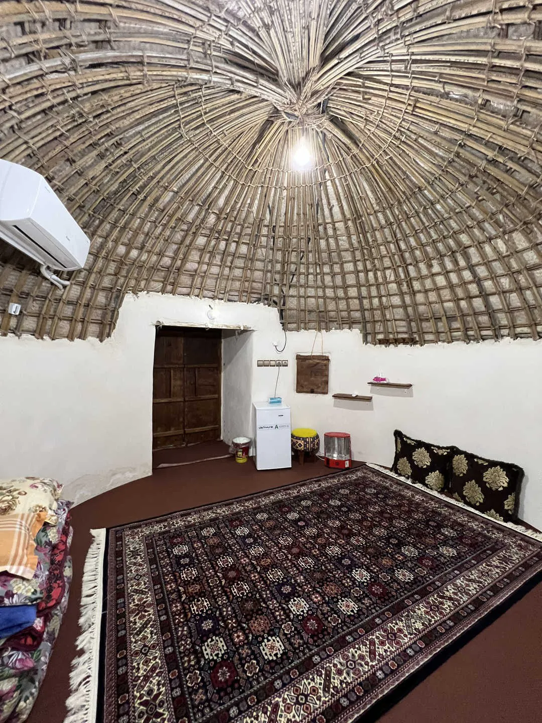 اتاق اقامتگاه فردیس با سقف حصیری گنبدی و فرش