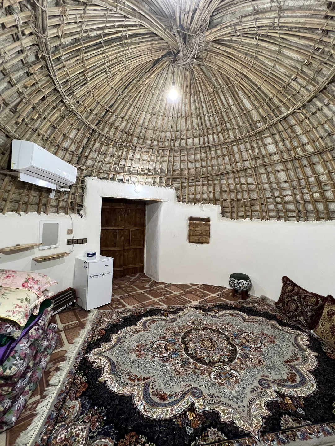 اتاق فردیس با سقف گنبدی حصیری و فرش