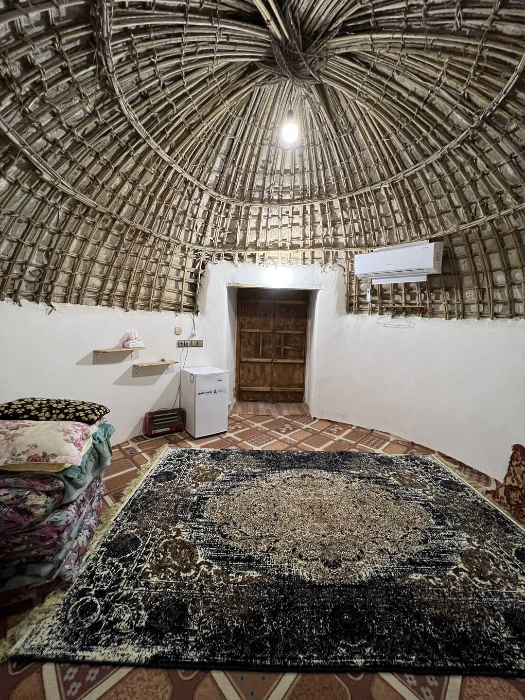 اتاق فردیس با سقف حصیری گنبدی و فرش