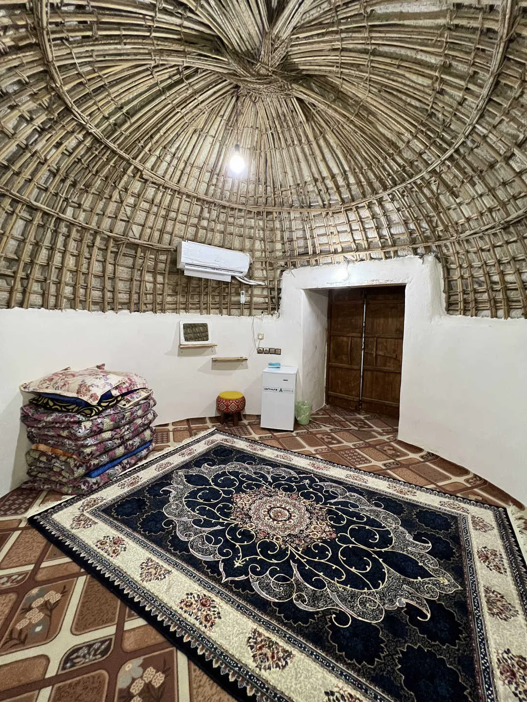 اتاق گنبدی فردیس با فرش و رختخواب سنتی