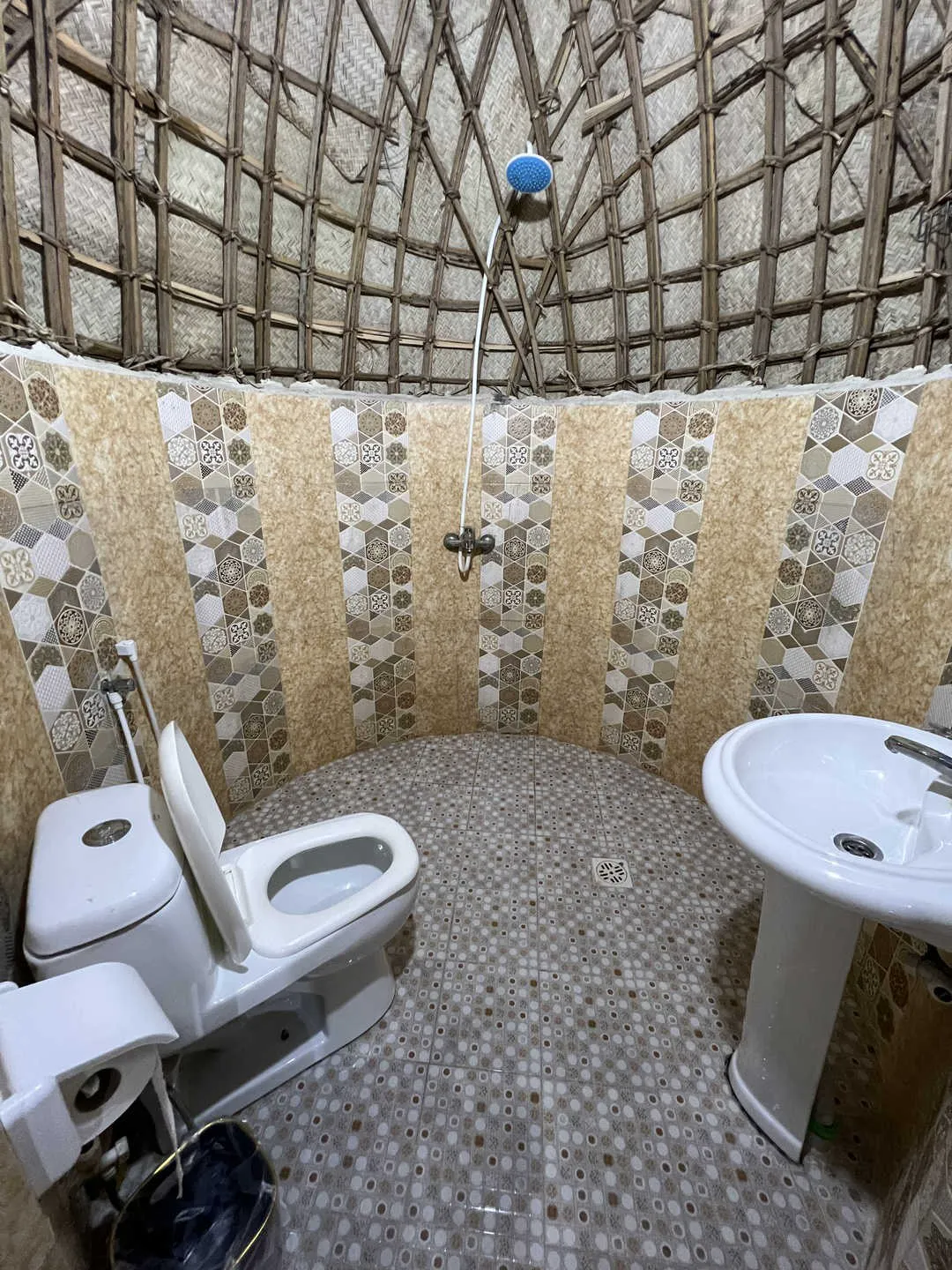 سرویس بهداشتی با کاشی‌کاری و سقف حصیری