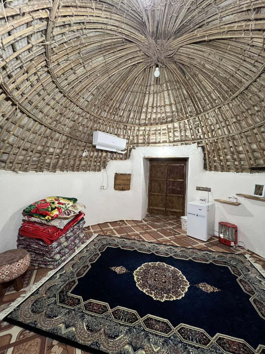 اتاق گنبدی فردیس با فرش سرمه‌ای و رختخواب