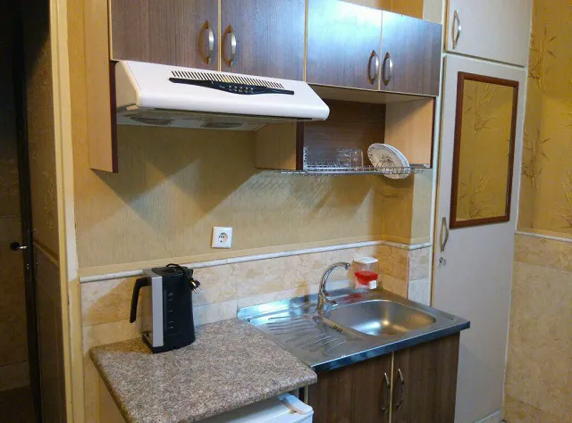 آشپزخانه هتل اطلس با کابینت و سینک استیل