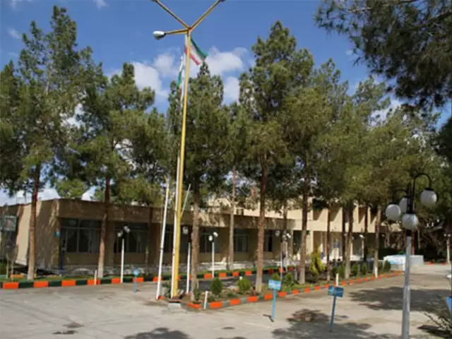 نمای بیرونی هتل جهانگردی میان درختان کاج