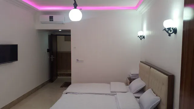 تخت دونفره در اتاق هتل چیپال