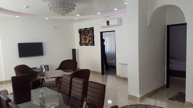 نشیمن هتل چیپال با میز و صندلی