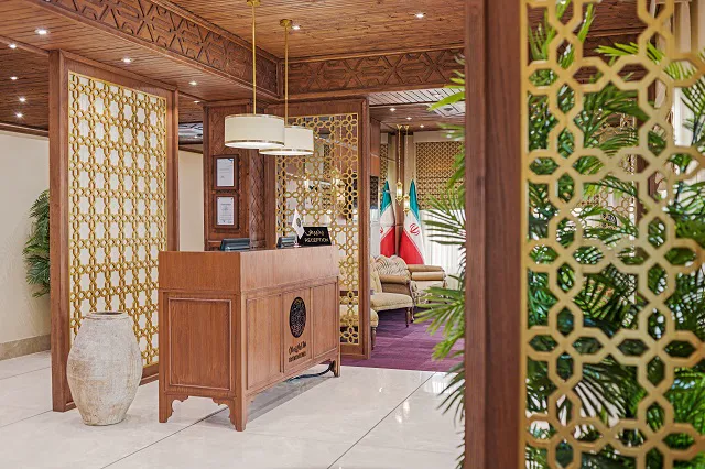 پذیرش چوبی بوتیک ایرمان میان پنل‌های مشبک