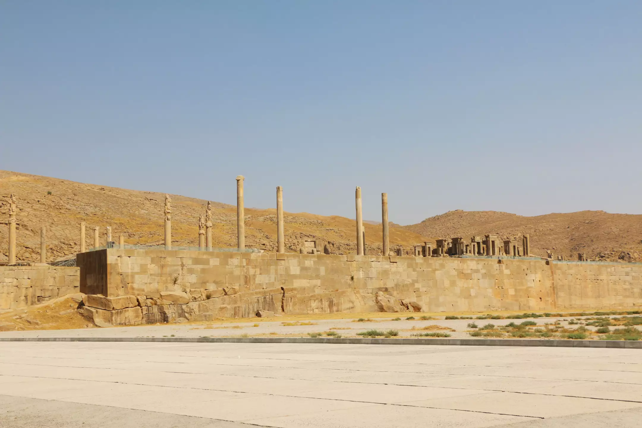 نمای محوطه تاریخی سنگی و ستون‌ها نزدیک هتل آپادانا