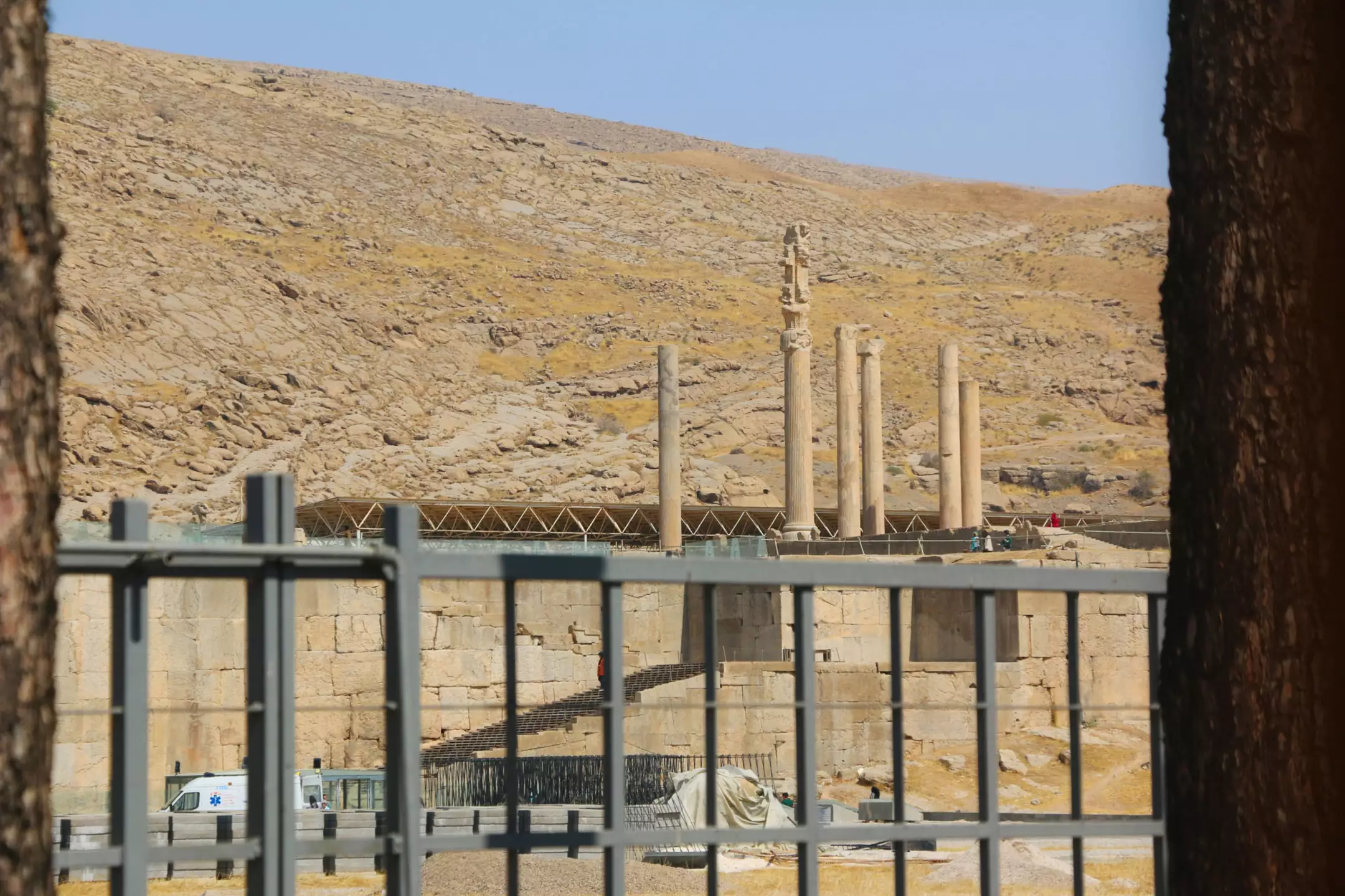 ستون‌های سنگی و محوطه تاریخی در دامنه کوه