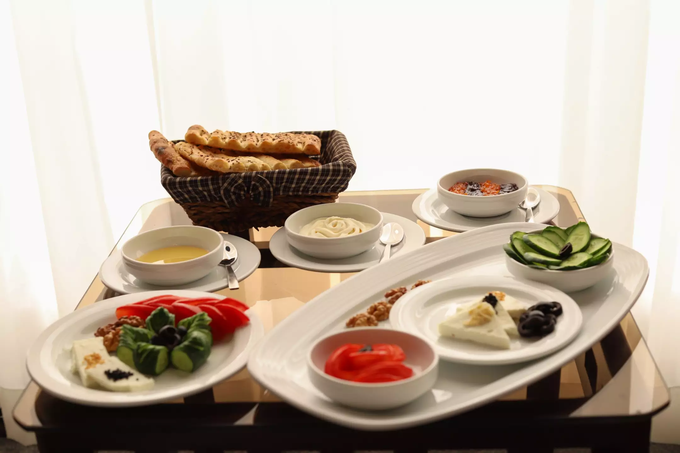 سینی صبحانه با نان و مخلفات در هتل آپادانا