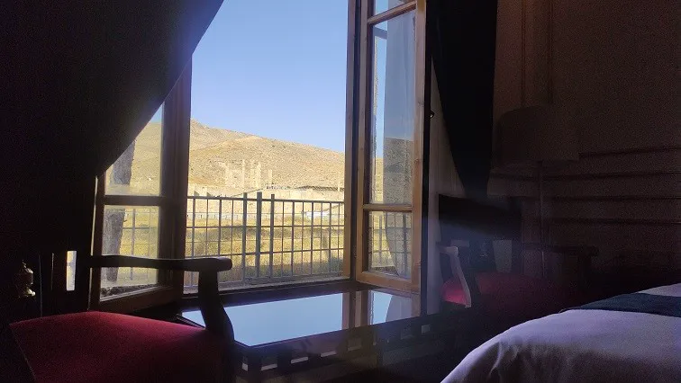 نمای کوهستان از پنجره اتاق هتل آپادانا
