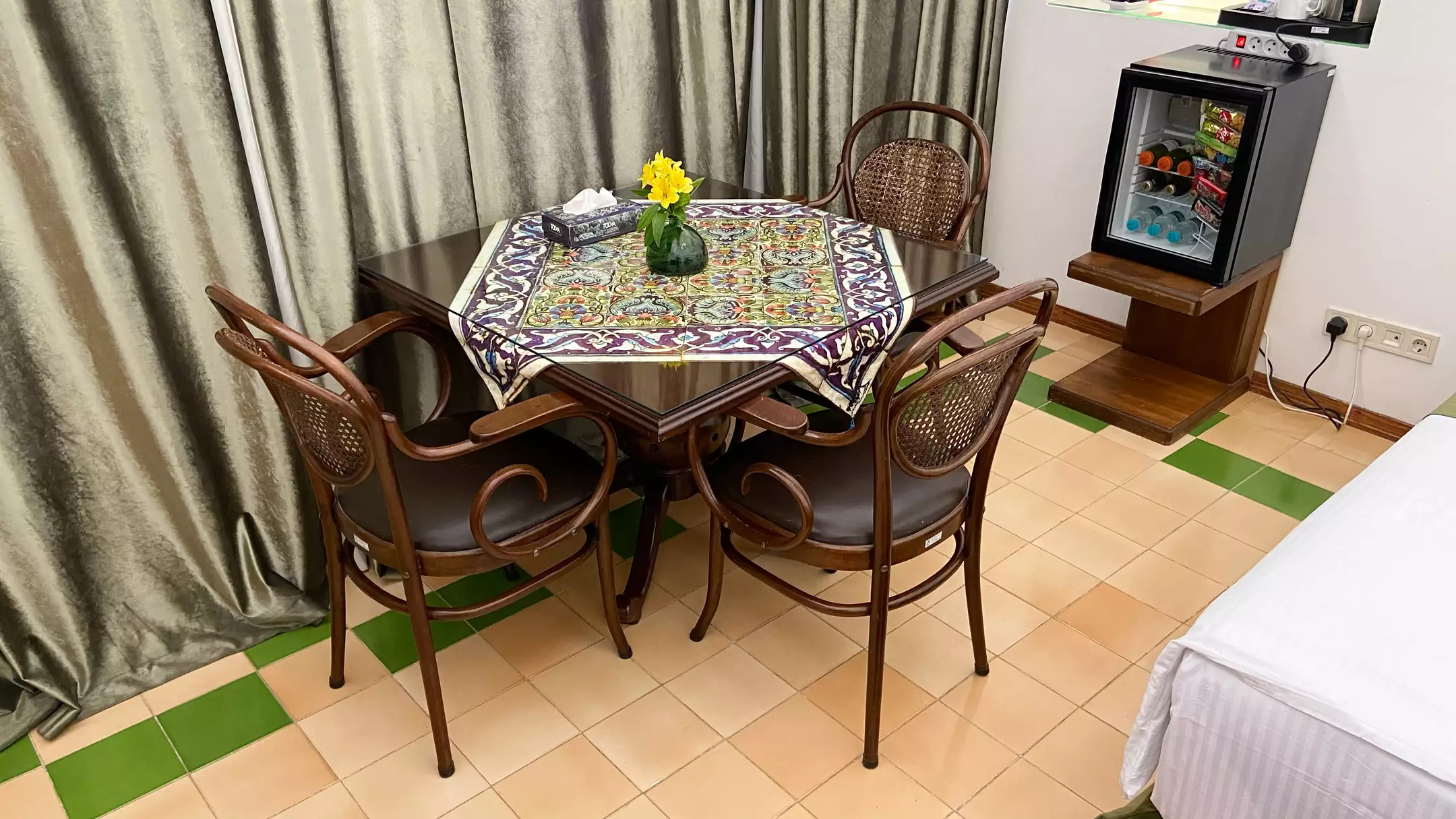 میز غذاخوری چهار نفره در هتل کریاس